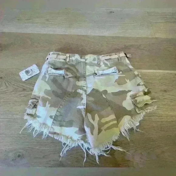 Free People We the Free Desert Tan Camouflage Cargo Shorts. SZ 6. NWT - Picture 9 of 10